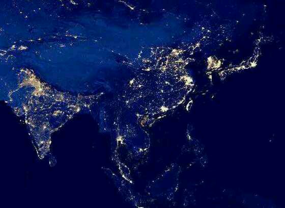 网上看到一张亚洲夜景图。印度西北角那一片灯火是哪里？