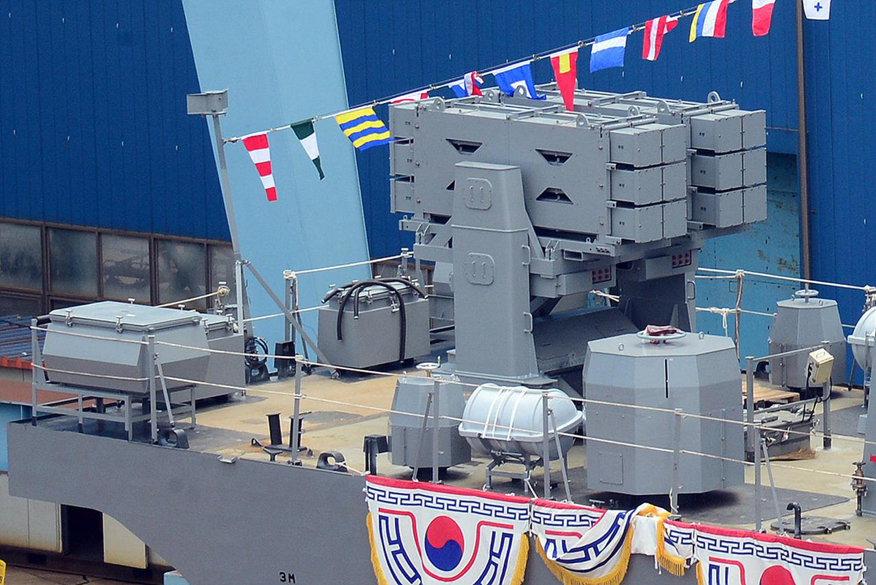 PKX-B艇艉的2组6联装130毫米反舰制导火箭发射装置.jpg