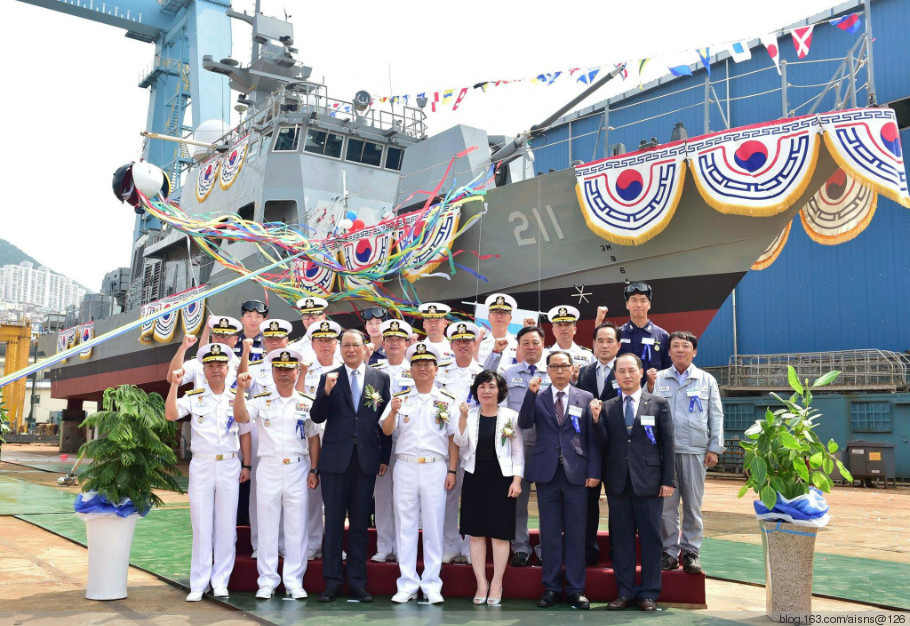在PKX-B首艇211艇的服役典礼上，韩海军官兵与政府官员在艇前合影。.jpg.jpg