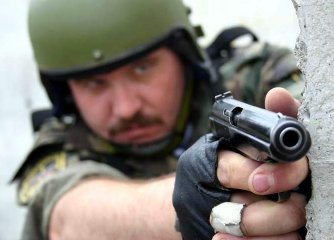俄国特警使用马卡洛夫PM手枪.jpg