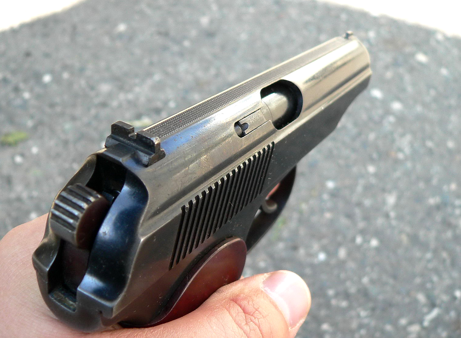 马卡洛夫PM手枪套筒顶部加工有一层颗粒状滚花，可有效防止反光对瞄准造成不利影响.jpg.jpg