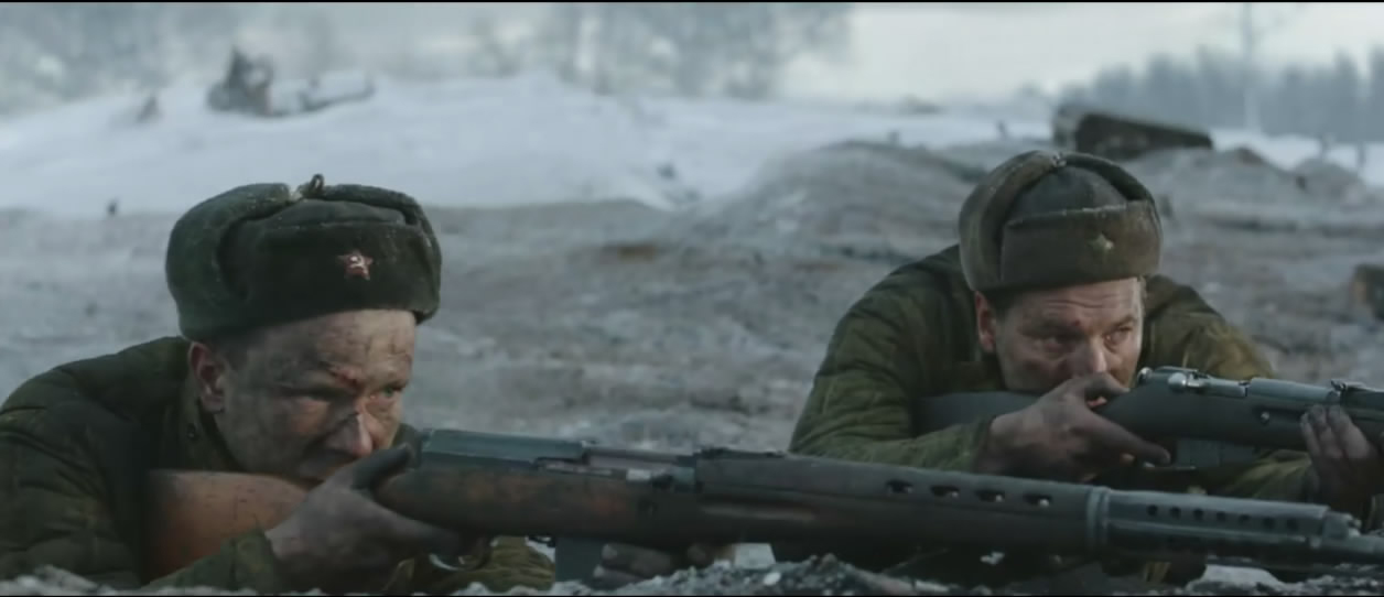 右边这位战士使用M189130型莫辛-纳干步枪、左边这位战士手里的是SVT-40半自动步枪.JPG.jpg