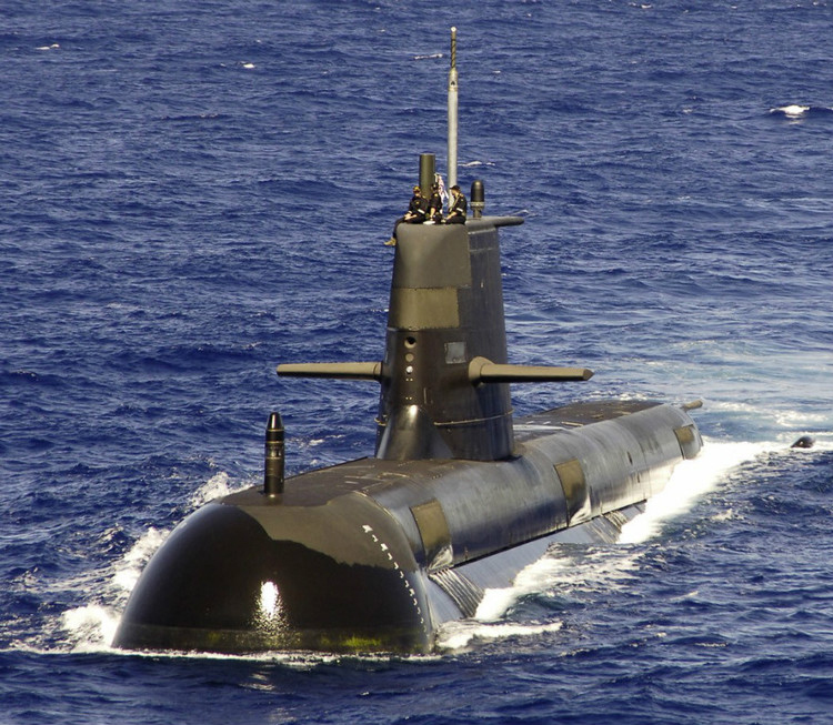 处于水面航行状态的“柯林斯”级潜艇.jpg