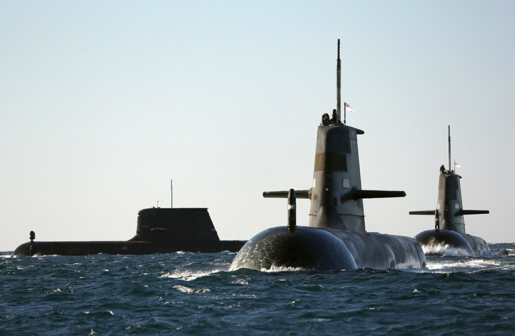 参加多国联合军演的两艘“柯林斯”级潜艇.jpg