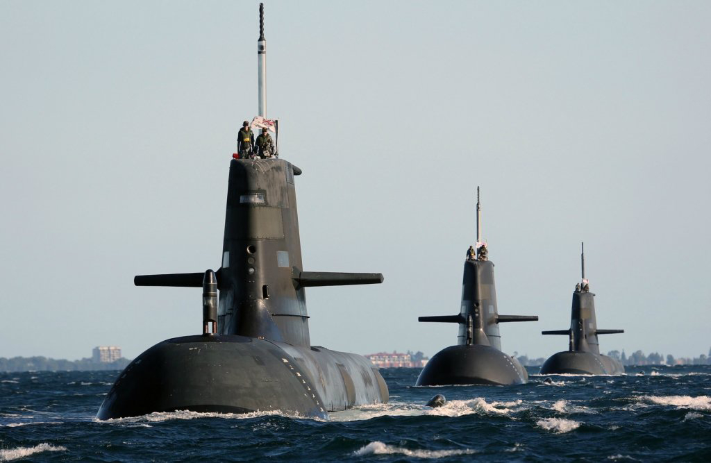 三艘“柯林斯”级潜艇在海上排成一路纵队.jpg