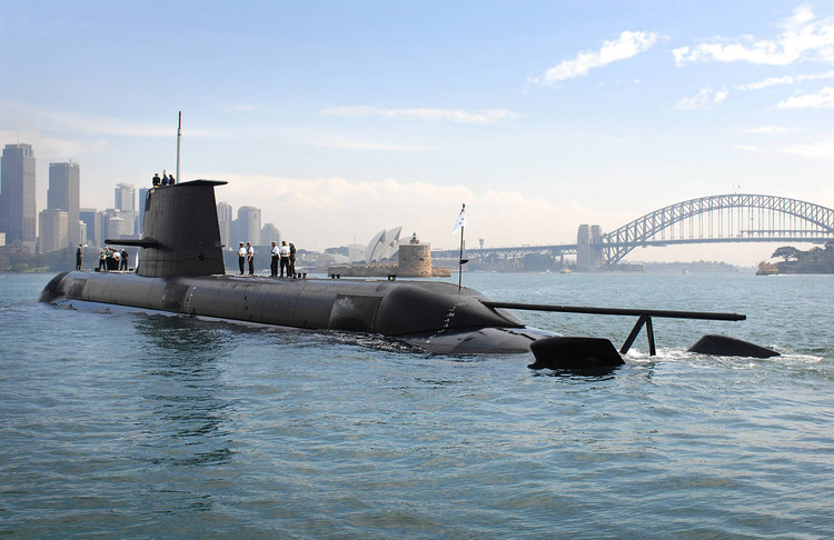 缓缓驶入悉尼港的”柯林斯“级潜艇，远处是著名的悉尼歌剧院.jpg