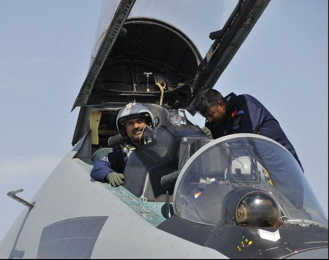 印空军地勤人员协助飞行员作起飞前各项检查。.jpg