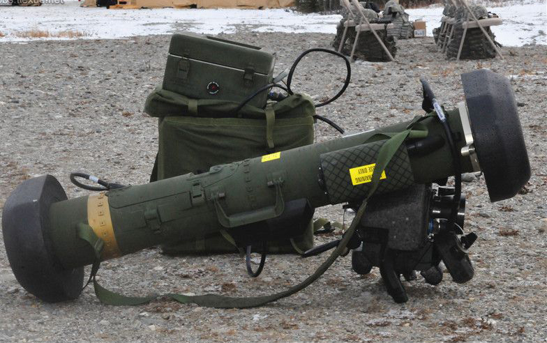 组装好的“标枪”反坦克导弹及其携行具。.jpg