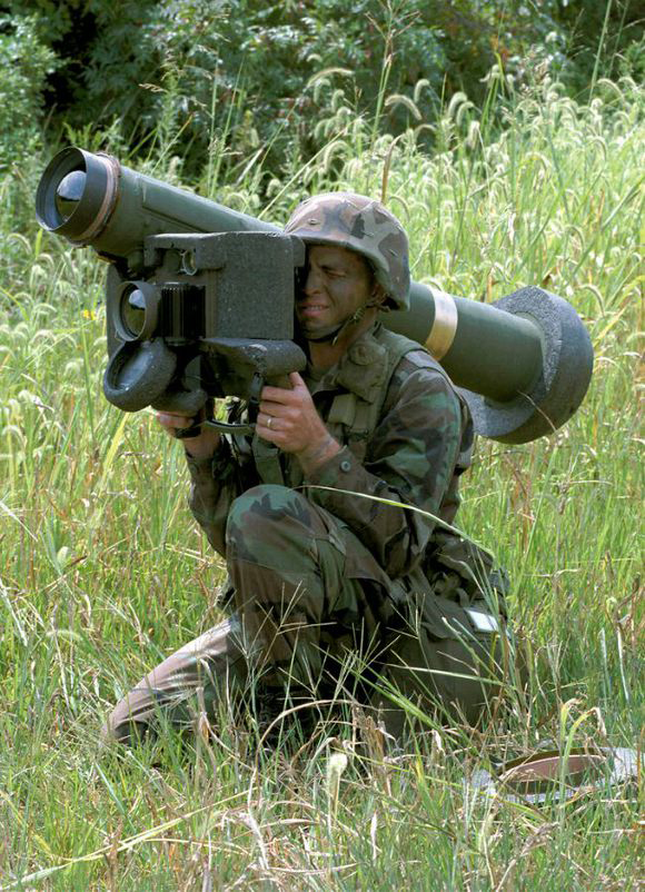 美军士兵准备发射“标枪”反坦克导弹。.jpg