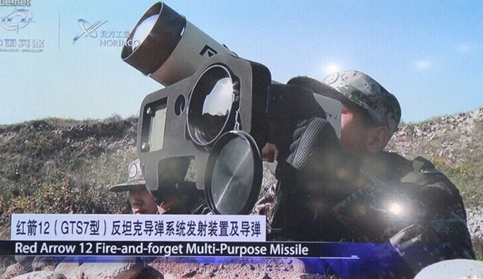 在央视7套《军事报道》节目中出现的“红箭-12”筒身依然是白色，依然用英文标注导弹型.jpg