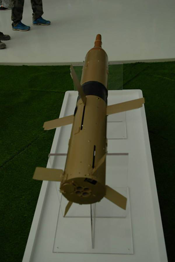 “红箭-11”反坦克导弹的4片主弹翼和4片尾舵错开布置，类似于X-＋的布局.jpg.jpg