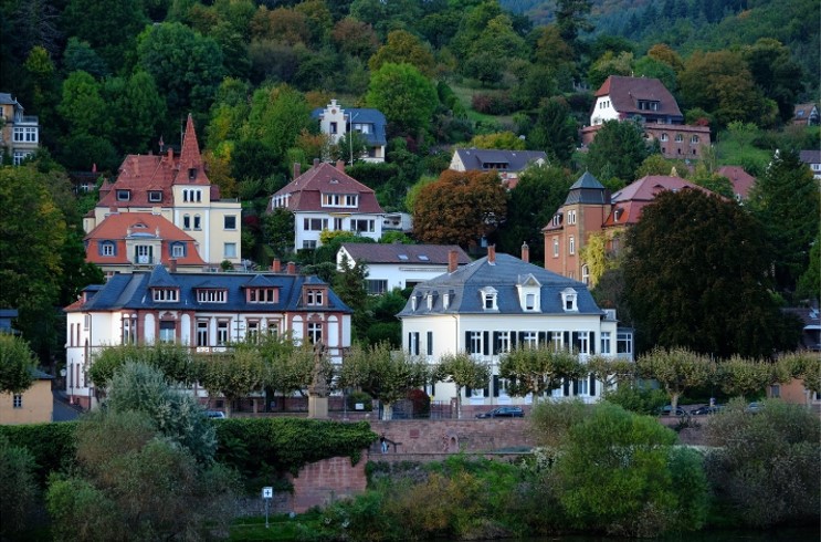 海德堡五颜六色的建筑，勾勒出秋的冷艳。