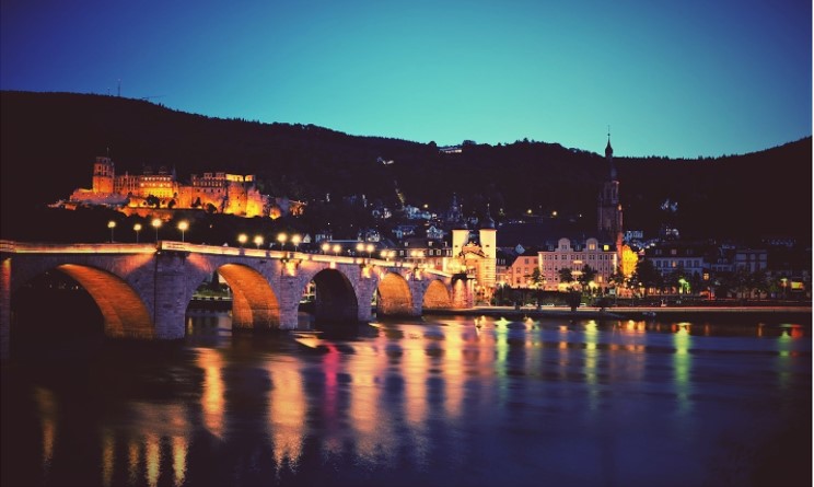 灯光璀璨的海德堡老桥和城堡，静静的内卡河流过数百年的沧桑。