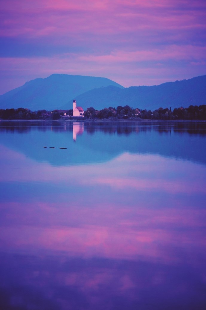 天水碧，染就一江秋色。晚霞中的福尔根湖。