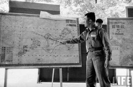 金门国民党军将领在地图前部署作战计划.jpg