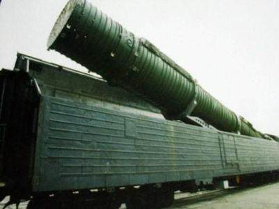 RT-23弹道导弹列车起竖导弹.jpg