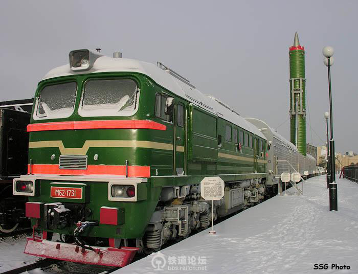 RT-23弹道导弹列车采用3台机车牵引，与普通货车区别明显.jpg