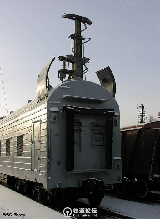 RT-23弹道导弹列车上有推开，剪断接触网的专用装置，用以在电气化铁路上发射.jpg.jpg